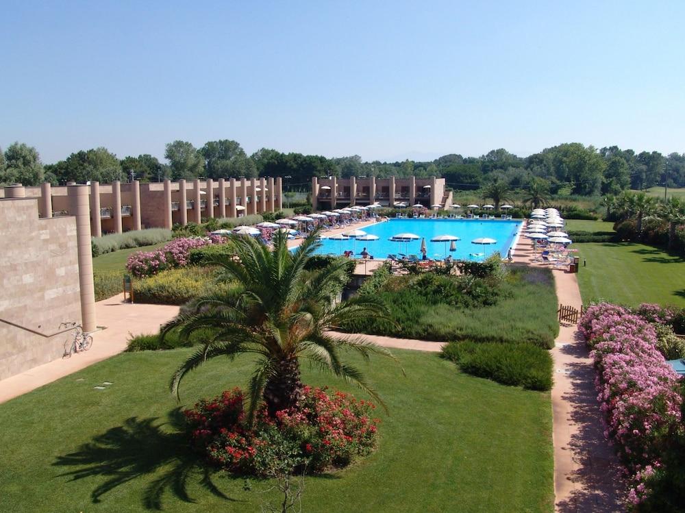 Cosmopolitan Golf & Beach Resort Tirrenia Kültér fotó